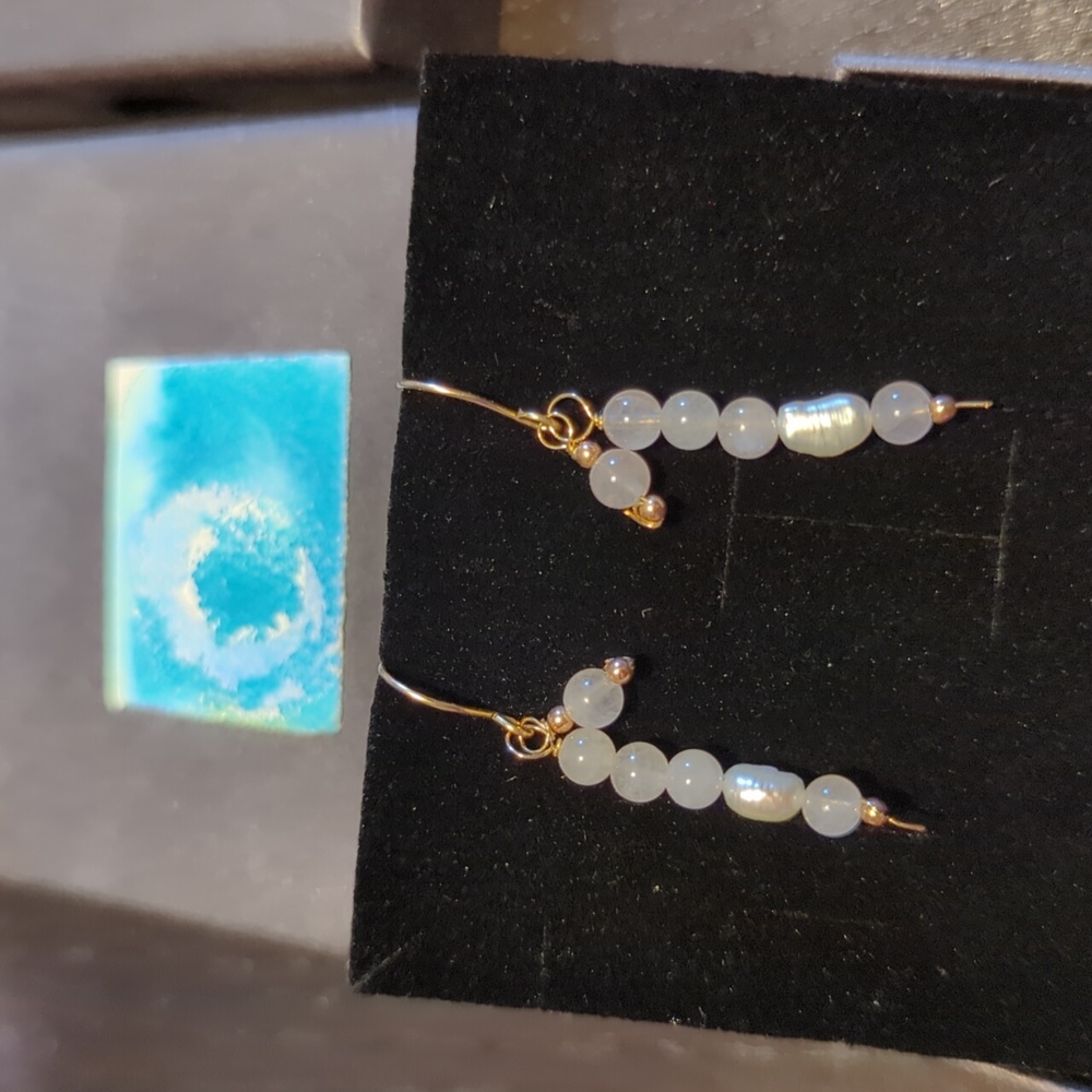 Pretty, dainty rose quartz & natural pearl earrings, 14k rolled gold, in giftbox - Picture 1 of 6